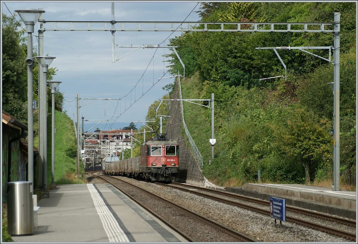 Die SBB Re 4/4 II 11 283 (Re 420 283-4) ist bei Burier mit einem Güterzug auf dem Weg in Richtung Villeneuve. 

7. Sept. 2022