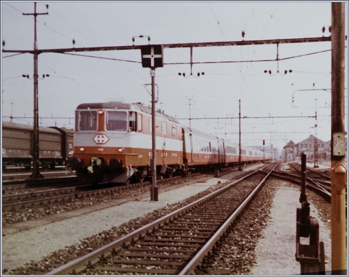 Die SBB Re 4/4 II Prototypen und der ersten Serie wurden grundsätzlich mit Scherenstromabnehmern ausgestattet, aber es gibt Ausnahmen, wie dieser zwei Bilder zeigen: Eine SBB Re 4/4 II  Swissexpress  deren Nummer leider nicht zu erkennen ist, ist mit ihrem Städteschnellzug* in Aarau auf dem Weg nach Genève C.

Analogbild vom Januar 1982

* erst mit dem Taktfahrplan kam die Bezeichnung IC / Vorgängig wurden schnelle Züge als  Schnellzüge bzw. die Swiss-Express Züge als Städteschnellzüge bezeichnet