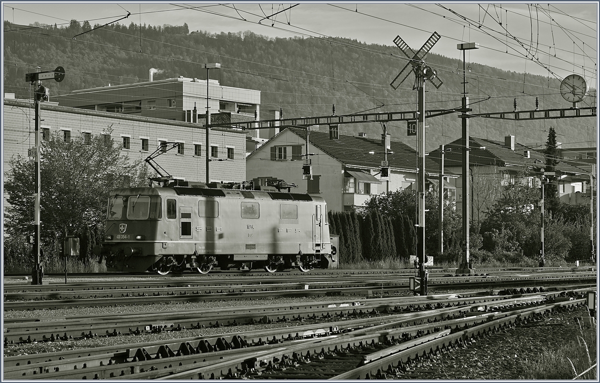Die SBB Re 4/4 III 11354 (Re 430 354-1) zwischen den letzten noch in Regel-Betrieb befindlichen Semaphor Signalen der Schweiz im Rangierbahnhof Biel.

24. April 2019