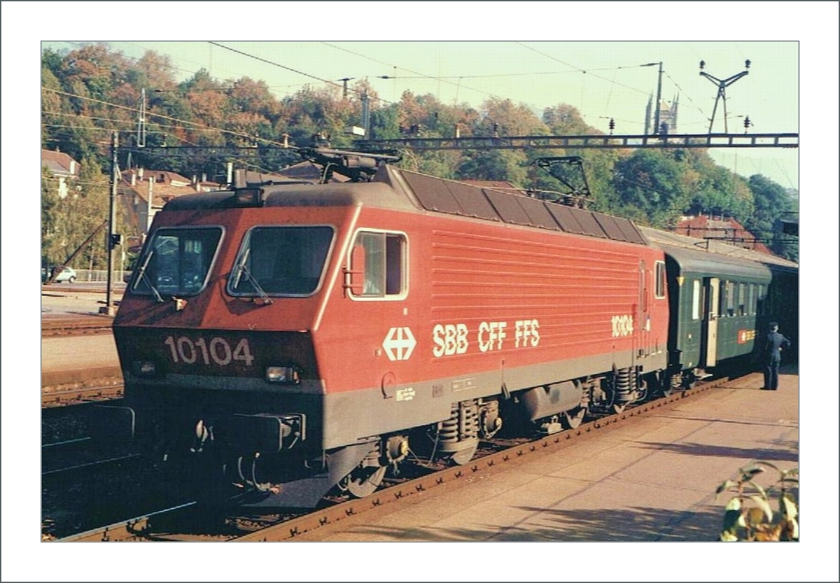Die SBB Re 4/4 IV 10104 mit ihrem Schnellzug beim Halt in Vevey. 

Analogbild vom Oktober 1985