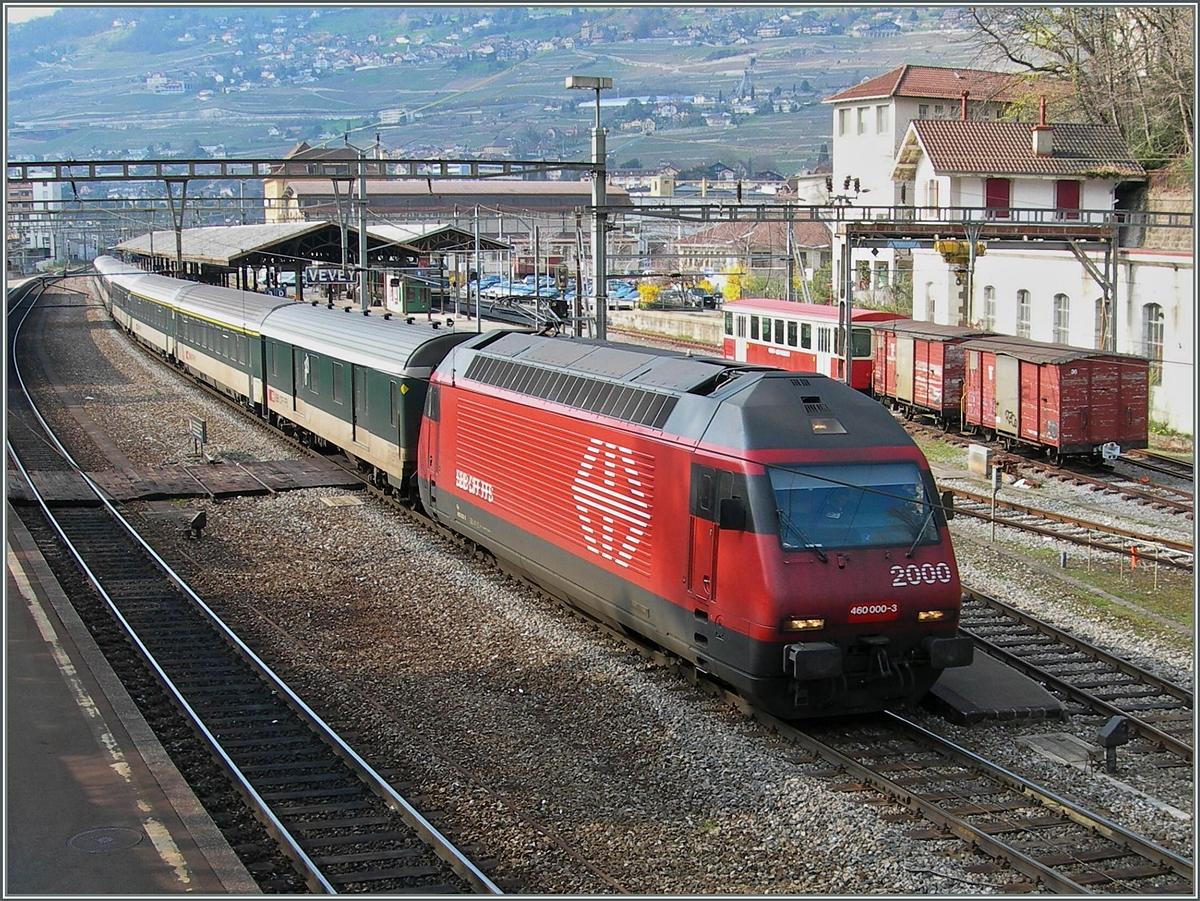 Die SBB Re 460 000-3 hat hier einen vorwiegend grünen IR am Hacken. 
Vevey, den 11. April 2006 