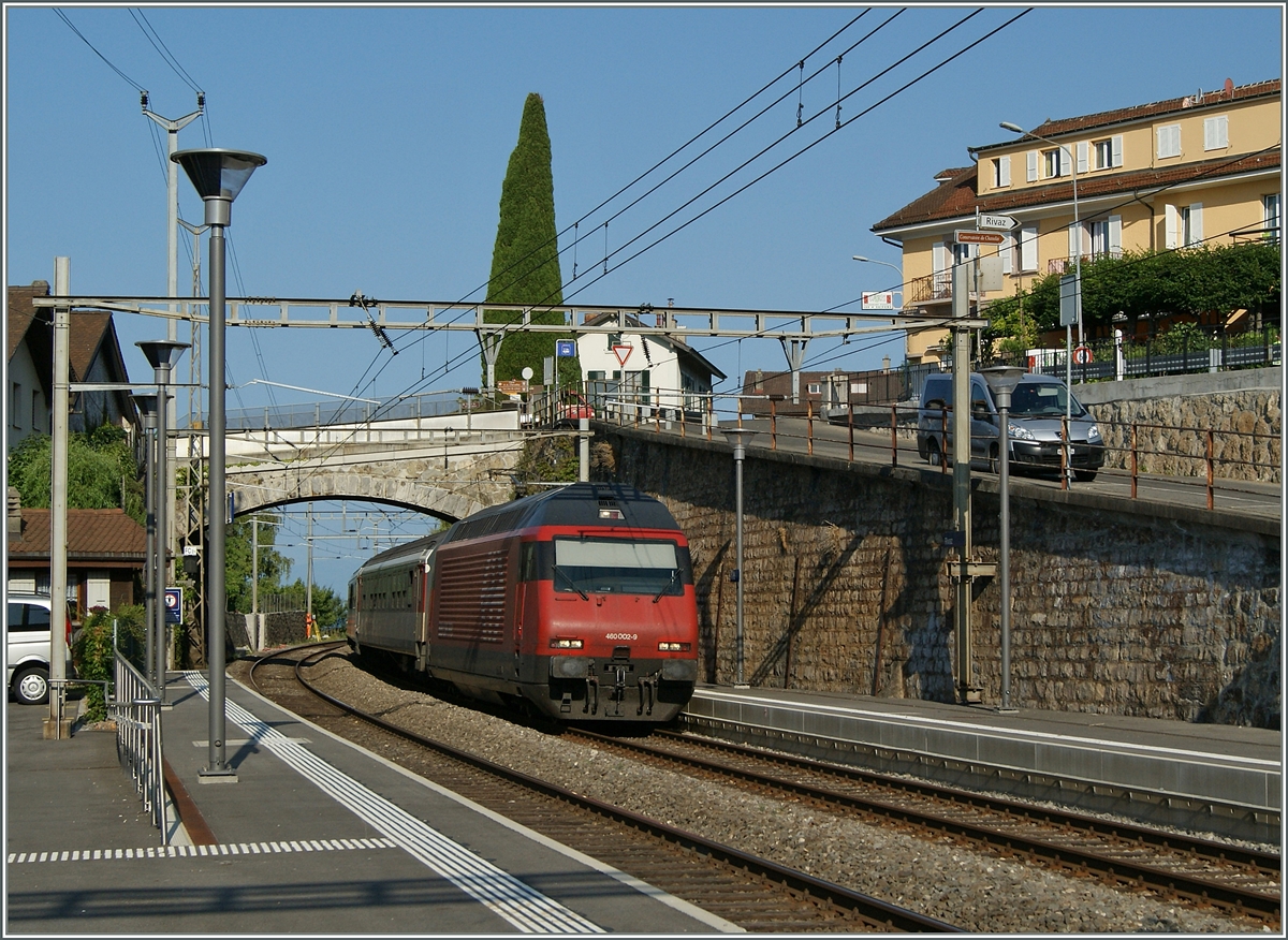 Die SBB Re 460 002-9 mit dem IR 1709 bei der Durchfahrt in Rivaz.
14. Juli 2015