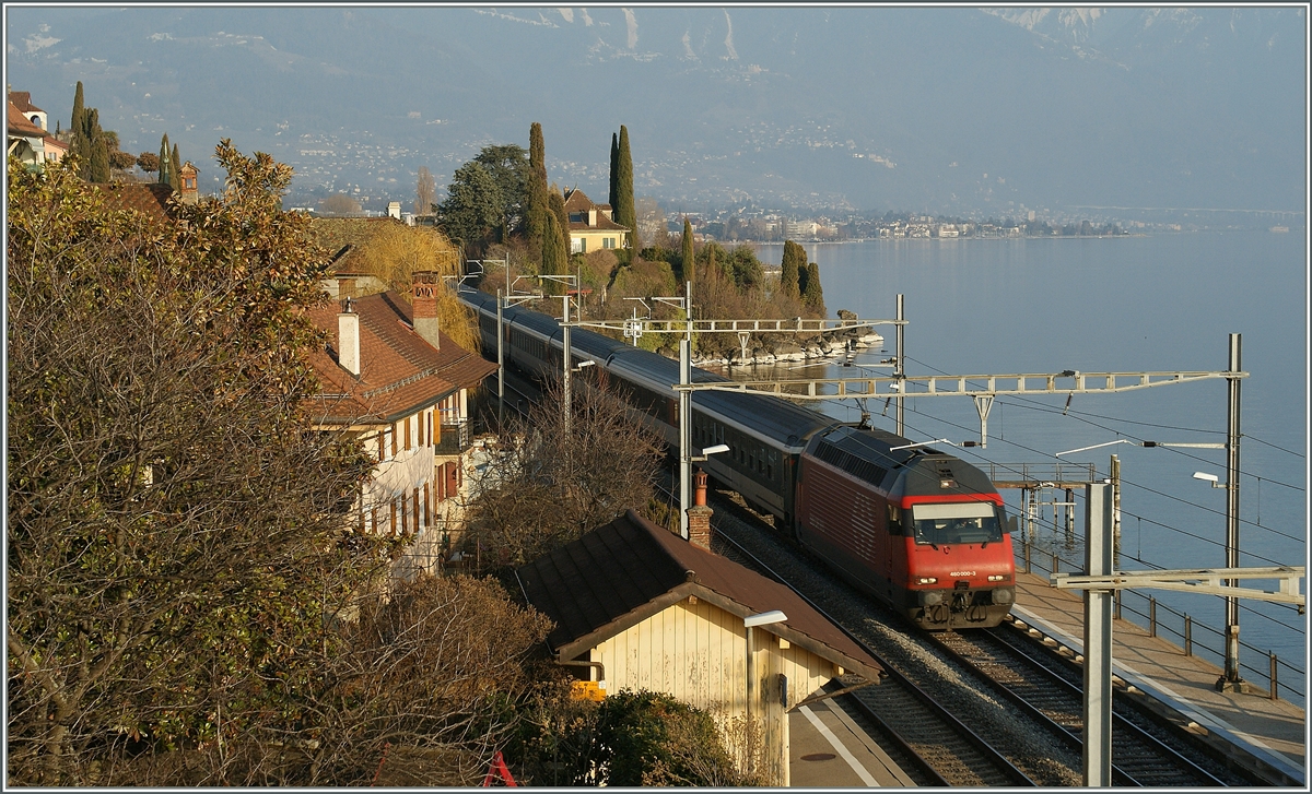 Die SBB Re 460 003-3 mit einem IR bei St-Saphorin.
14. März 2012