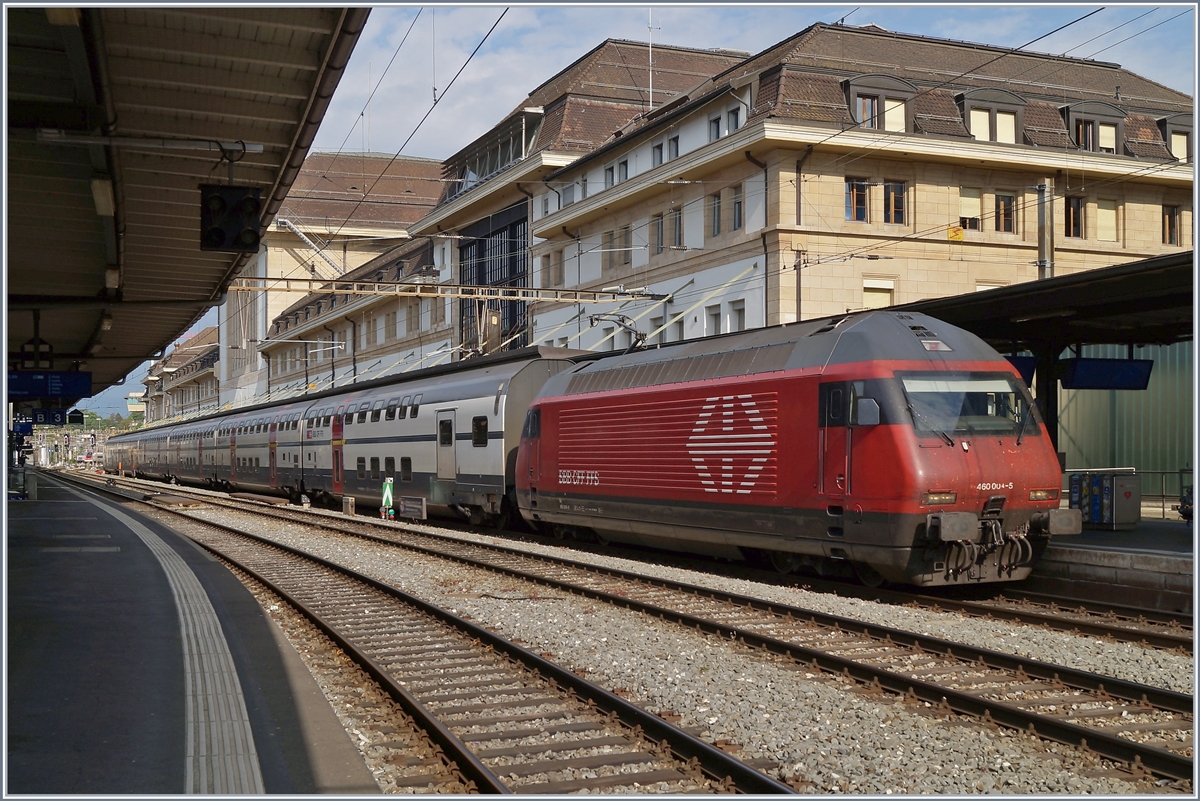 Die SBB Re 460 004-5 wartet mit dem IR 15 von Genève Aéroport nach Luzern in Lausanne auf die Abfahrt. 

25. April 2020