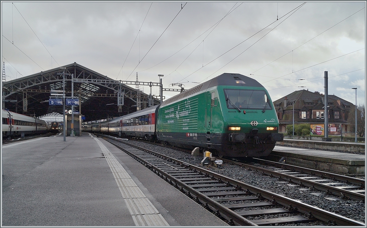 Die SBB Re 460 007-8 wartet in Lausanne mit einem IR nach Genève auf die Abfahrt.

30.12.2020