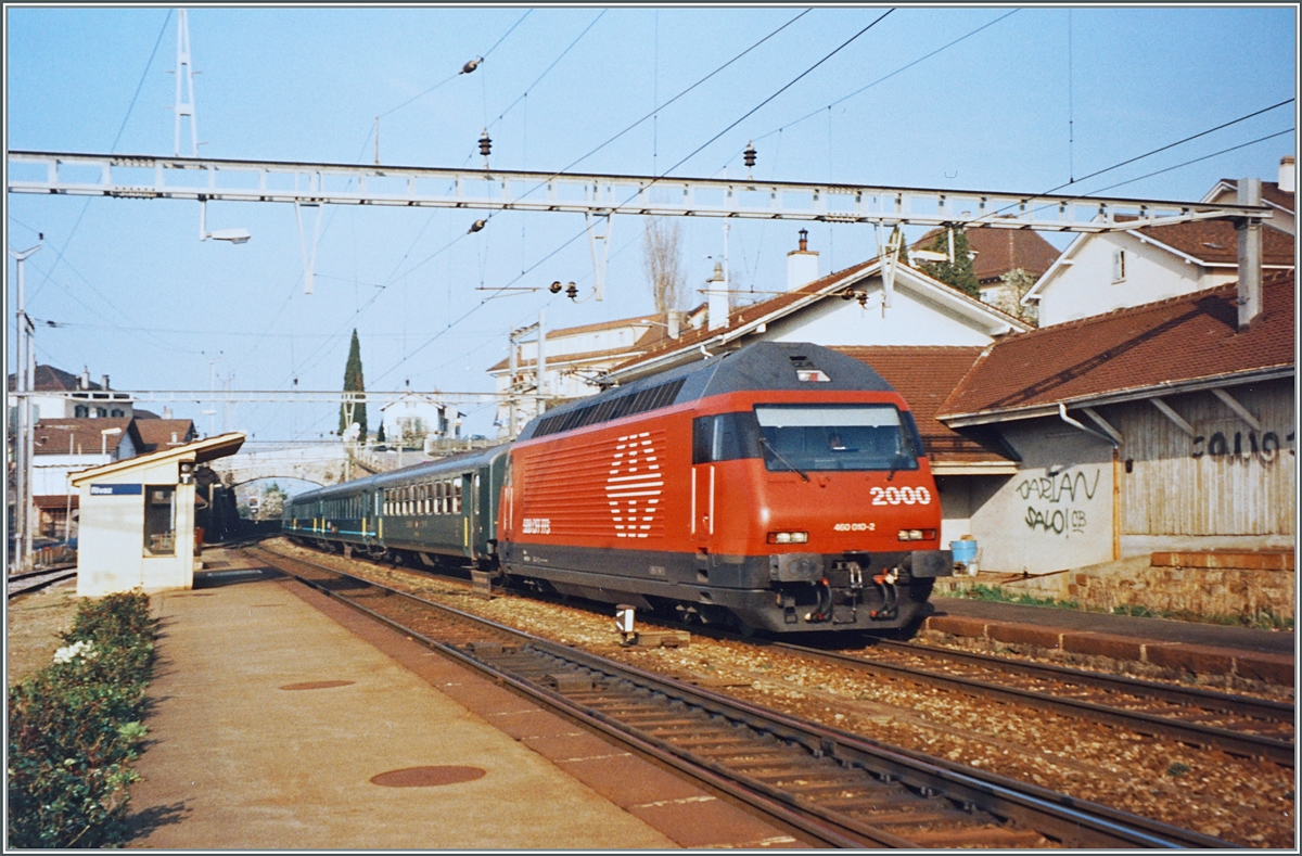 Die SBB Re 460 010-2 fährt mit einem Schnellzug in Richtung Brig in Rivaz druch. 

Analogbild vom April 1995