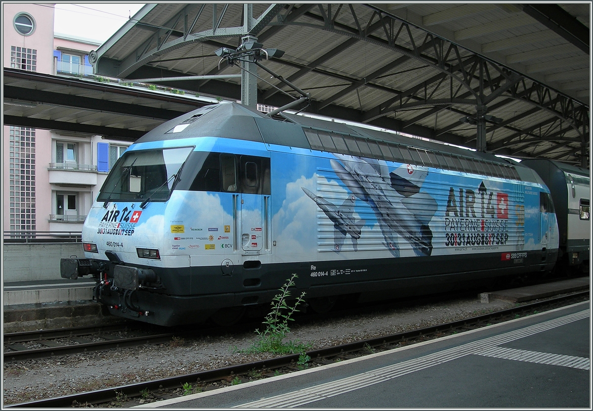 Die SBB Re 460 014-4 wirbt für die Militärflushow in Payerne. 
Lausanne, den 7. Juni 2014