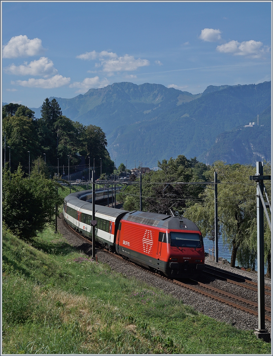 Die SBB Re 460 015-5 schiebt bei Villeneuve ihren IR Richtung Brig. 

27. Juli 2018 