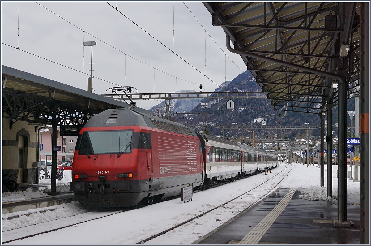 Die SBB Re 460 017-7 schiebt in St-Maurice ihren IR Richtung Brig aus dem Bahnhof.
11. Dez. 2017