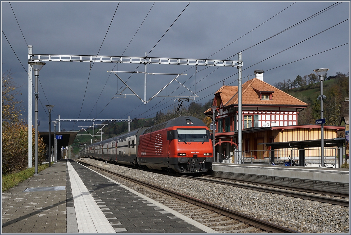 Die SBB Re 460 019-3 mit einem IC Romanshorn - Brig bei der Durchfahrt in Mlenen.
30. Okt. 2017