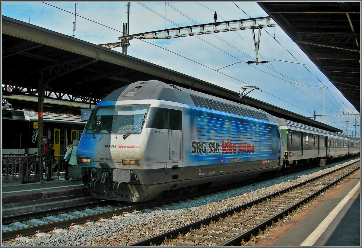 Die SBB Re 460 020-1  idée suiss  in Renens VD.
26. April 2006