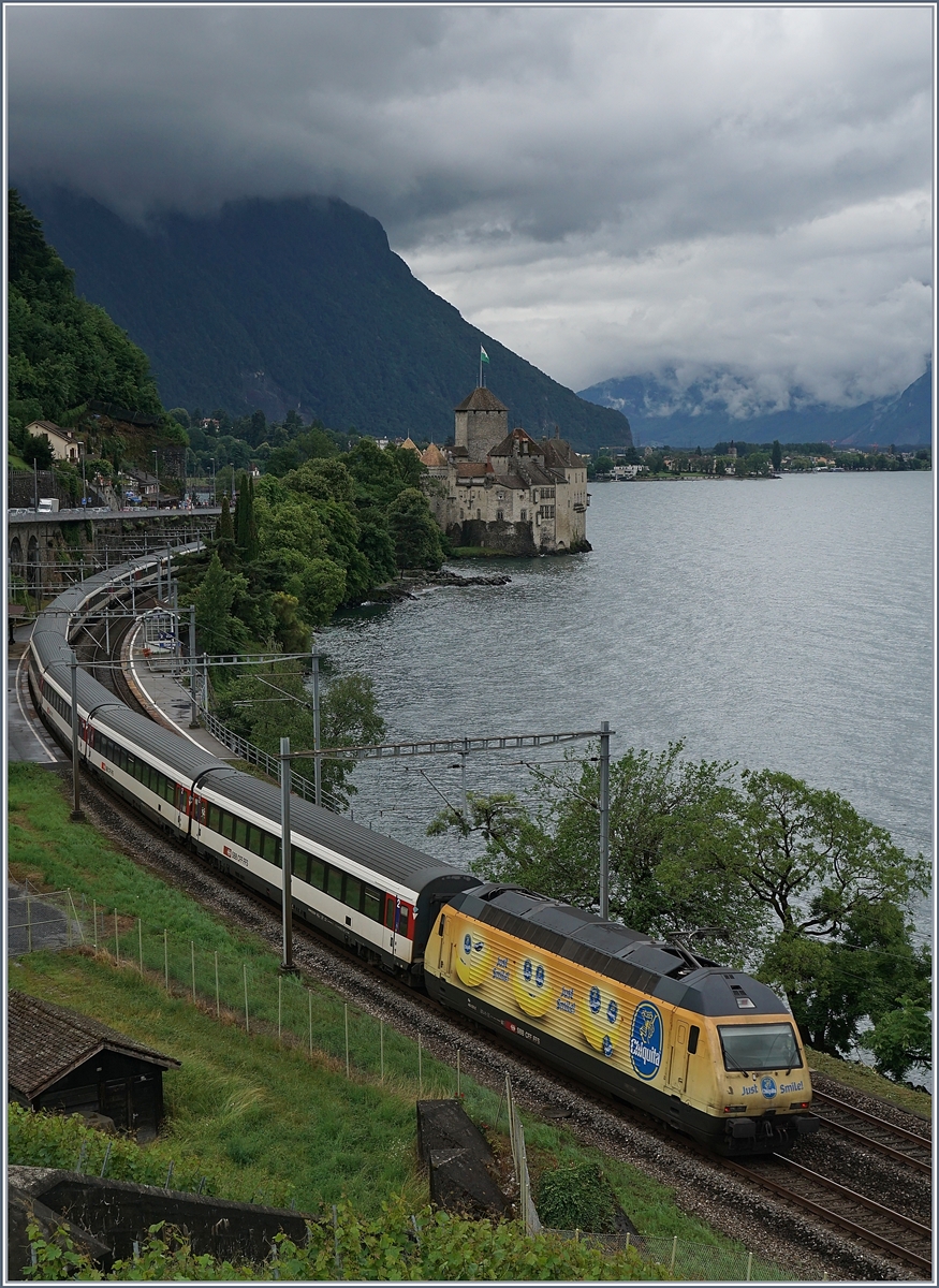 Die SBB Re 460 029 ist mit einem IR beim Châateau de Chilon Richtung Brig unterwegs.
13. Juni 2018