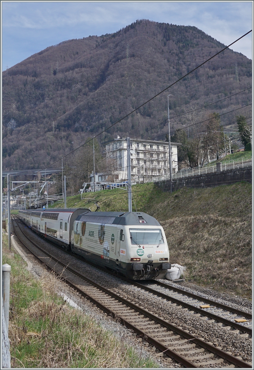 Die SBB Re 460 041-7  coop  mit einem IR90 von Genève Aéroprt nach Brig bei Villeneuve. 

17. März 2023