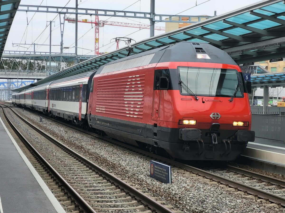 Die SBB Re 460 042 wartet in Renens VD mit ihrem IR nach Lausanne auf die Abfahrt.
29. Feb. 2024