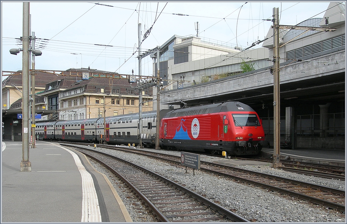 Die SBB Re 460 058-1  100 Jahre Zirkus Knie  wartet mit ihrem IC1 713 (Genève Aéroport - St. Gallen)  in Lausanne auf die Abfahrt.

21. April 2019