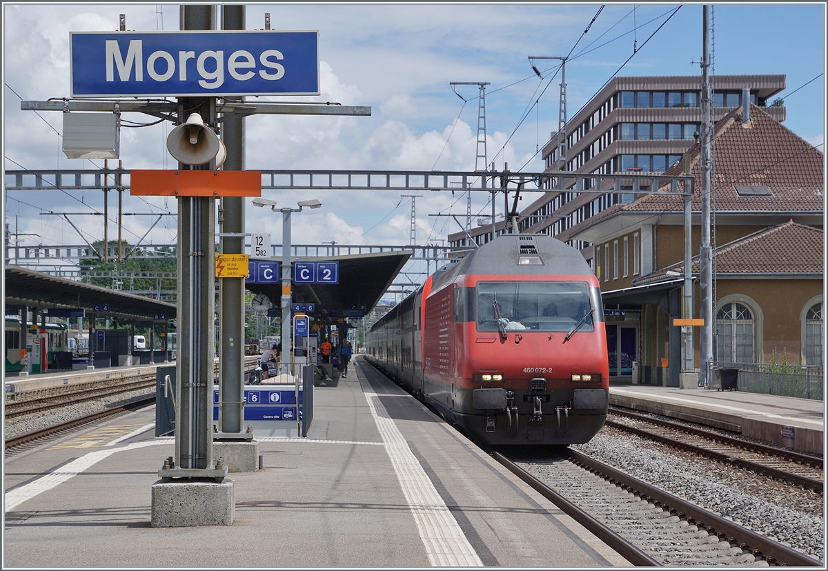 Die SBB Re 460 072-2 fährt mit einem IC1 durch den Bahnhof von Morges. 

2. August 2021