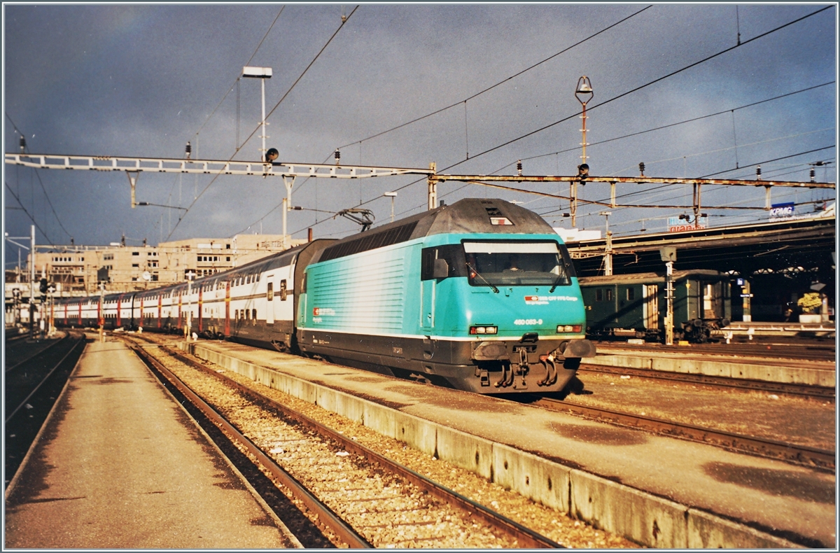 Die SBB Re 460 083-9 in ihrer ursprünglich geplanten CARGO-Farbgebung in Basel SBB. 

Februar 2000