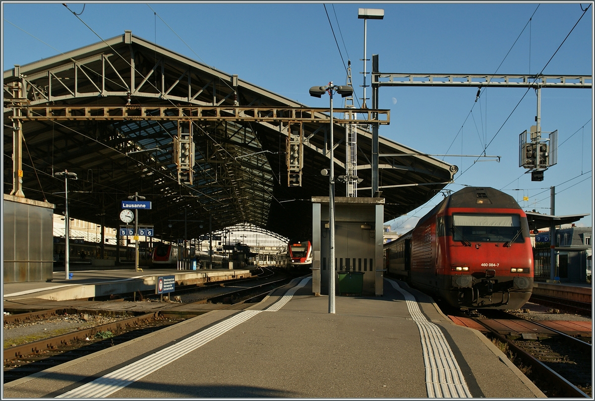 Die SBB Re 460 084-7 mit einem IR Brig - Genve in Lausanne. Im Hintergrund kann man auch noch noch einen RABe 511 und einen ICN entdecken.
11.11.13