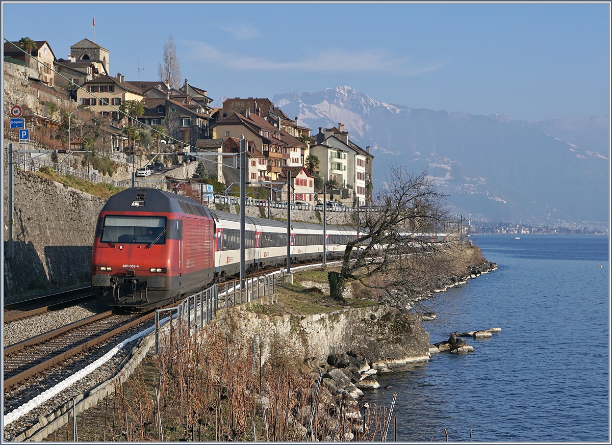 Die SBB Re 460 085-4 mit einem IR 90 bei St-Saphorin auf der Fahrt Richtnung Genève Aéroport.
25. Jan. 2019