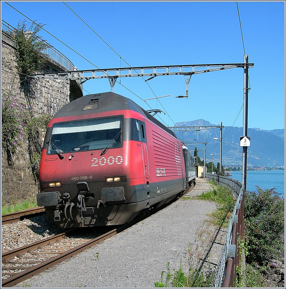 Die SBB Re 460 088-8 fährt mit einem IR in St-Saphorin durch.
14. Juli 2007