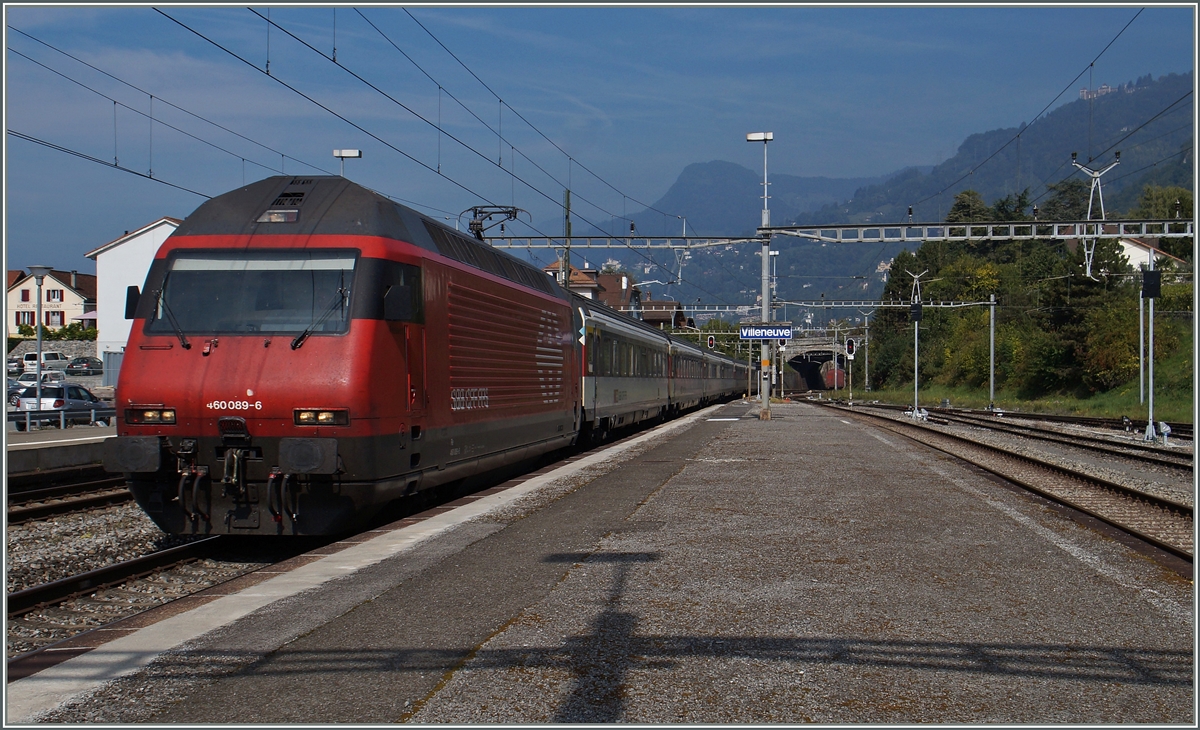 Die SBB Re 460 089-6 ist mit einem IR in Richtung Wallis unterwegs und fährt durch den Bahnhof von Villeneuve. 

2. Okt. 2015