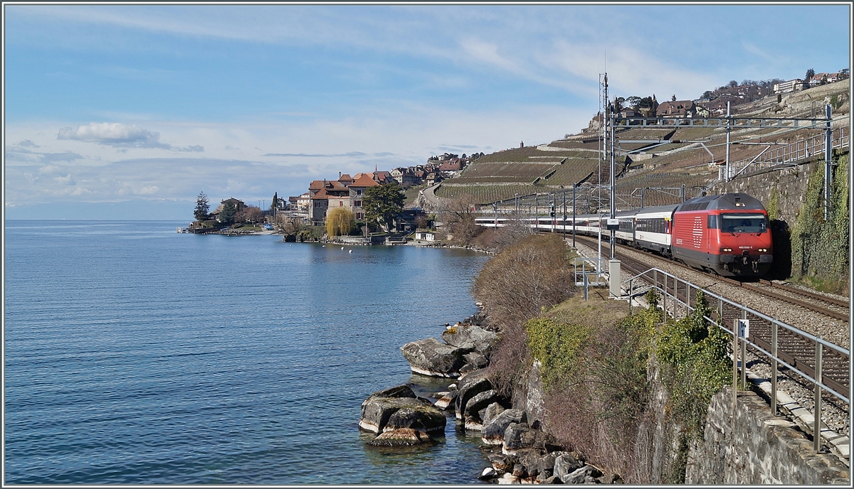 Die SBB Re 460 095-3 mit ihrem bunten IR von Genève Aéroport nach Brig zwischen Rivaz und St-saphorin.
22. Feb. 2014