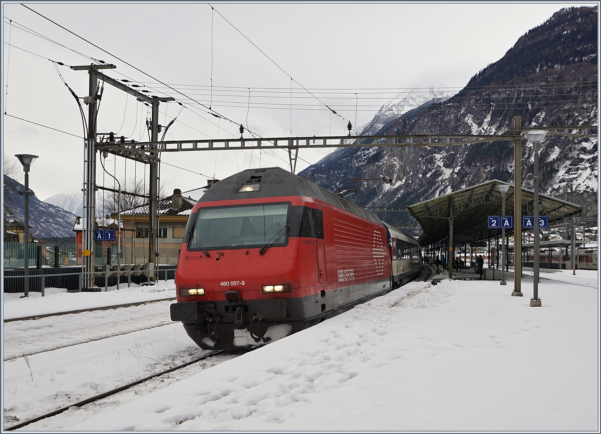 Die SBB Re 460 097-9 mit einem IR90 im verschneiten St-Maurice.
11. Dez. 2017