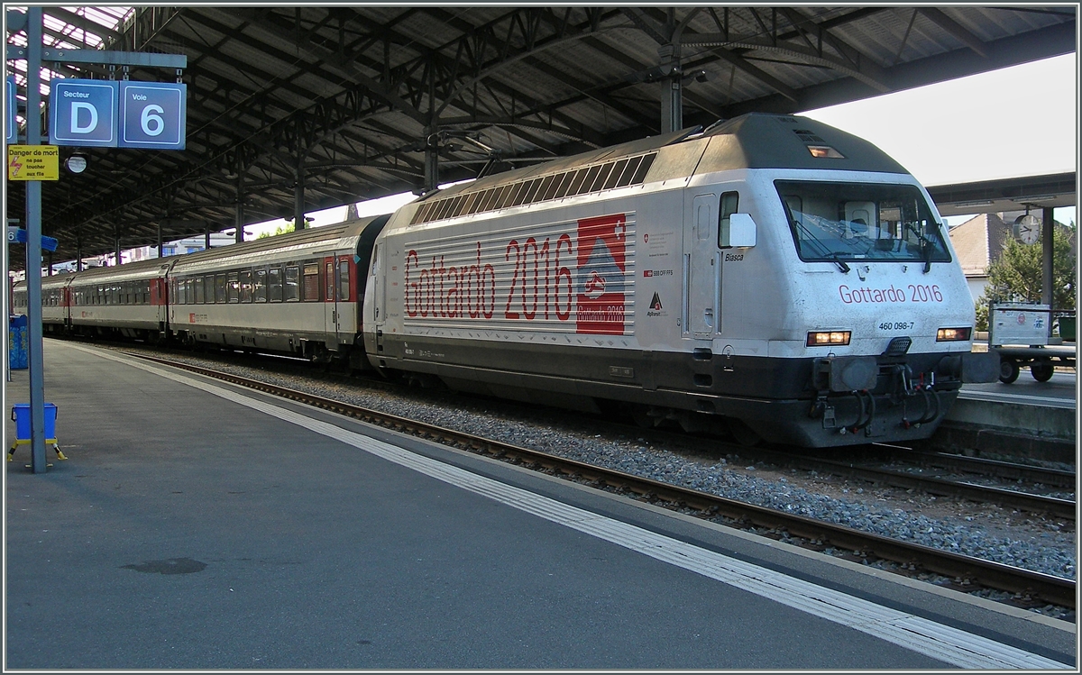 Die SBB Re 460 098-7  Bodio  trägt die Werbung für den neuen Gotthardtunnel, hier wartet sie vor einem IR in Lausanne auf die Abfahrt nach Genève.
9. Juli 2015