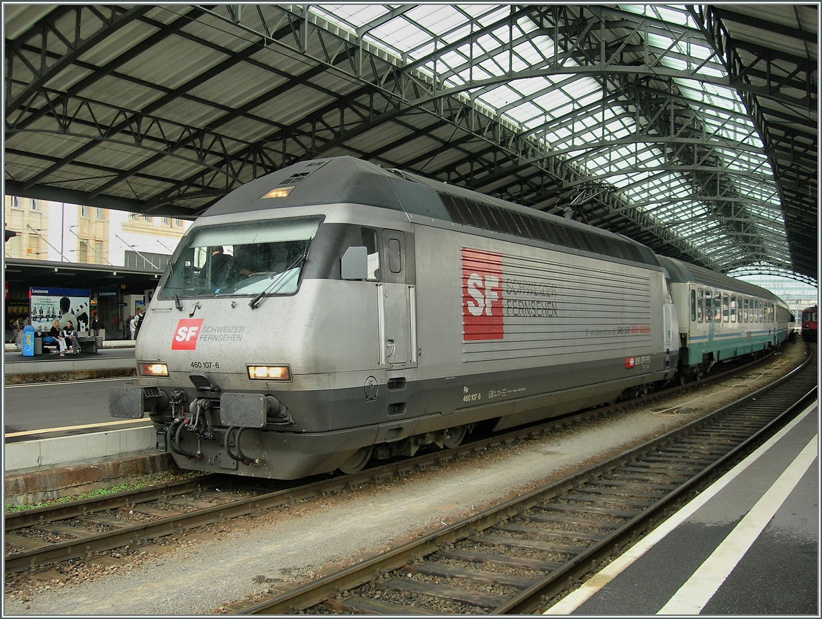 Die SBB Re 460 107-6 mit einem EC Milano - Genève beim Halt in Lausanne.
14. Sept. 2006