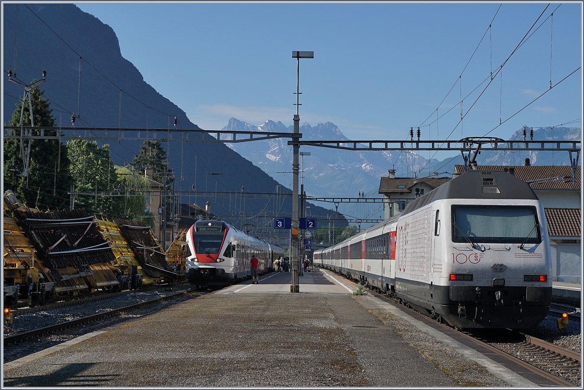 Die SBB Re 460 113-1 mit SEV Werbung schiebt ihren IR 1711 in Villeneuve Richtung Brig und auf Gleis 3 wartet der SBB RABe 523 016 als S3 auf die Abfahrt nach Allaman. 

1. Juli 2019