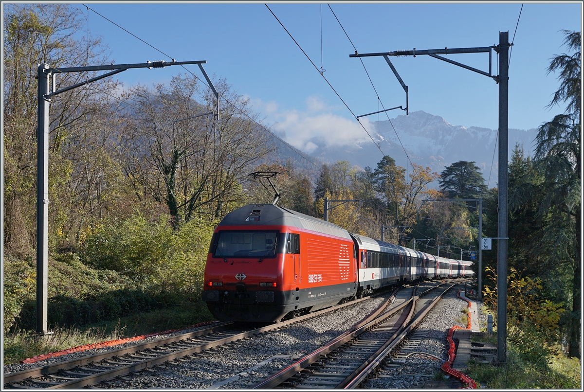 Die SBB Re 460 113 (91 85 4 460 113-4 CH-SBB) ist mit ihrem IR90 bei Burier auf dem Weg nach Brig. 

23. November 2023