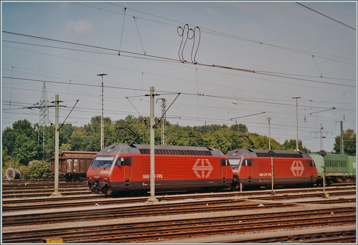 Die SBB Re 460 wurden als Universallok geplant und gebaut und anfangs auch als solche eingesetzt: Die SBB Re 460 116-7 und eine weitere warten in Weil am Rhein mit einem Güterzug auf die Abfahrt. 

ein Analogbild vom Herbst 2003