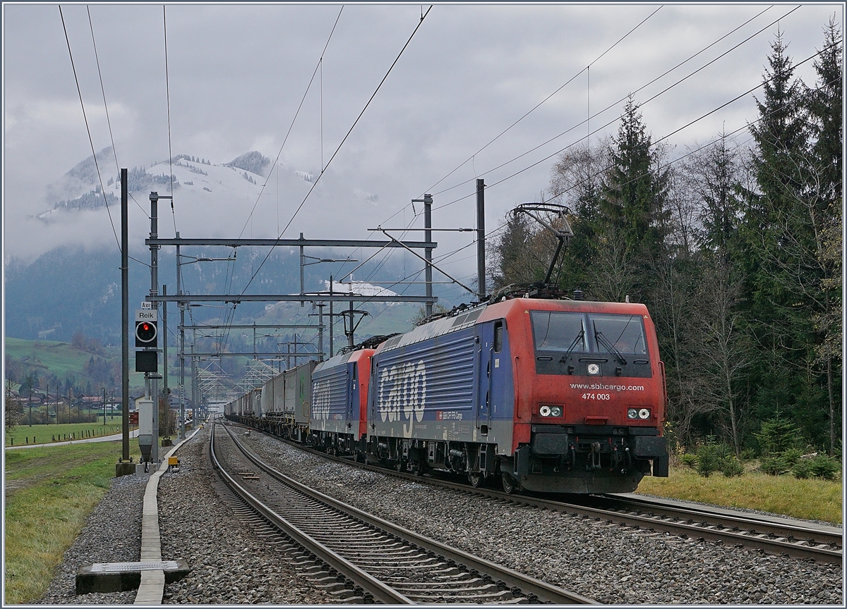 Die SBB Re 474 003 und eine weitere fahren mit einem langen Güterzug durch Mülenen.
9. Nov. 2017