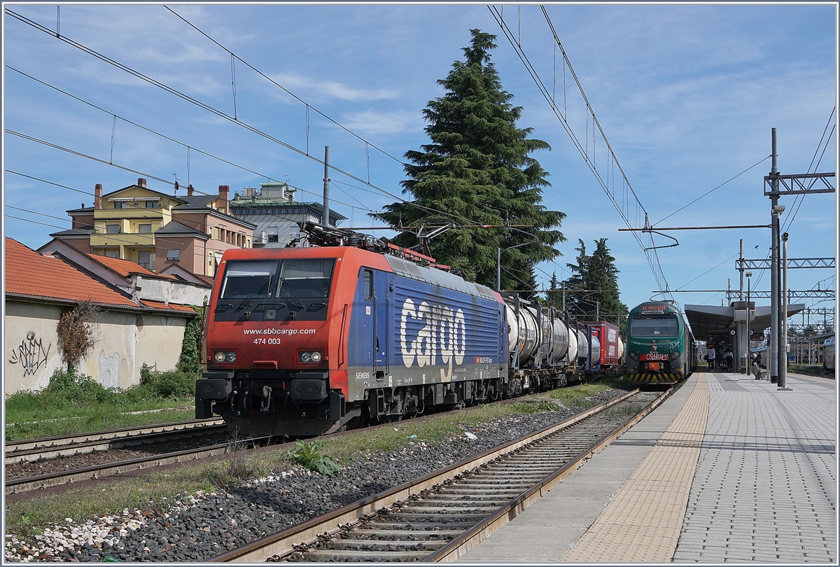 Die SBB Re 474 003 erreicht mit einem Güterzug nach Luino den Bahnhof Gallarate und muss eine Weile auf die Weiterfahrt warten.

27. April 2019