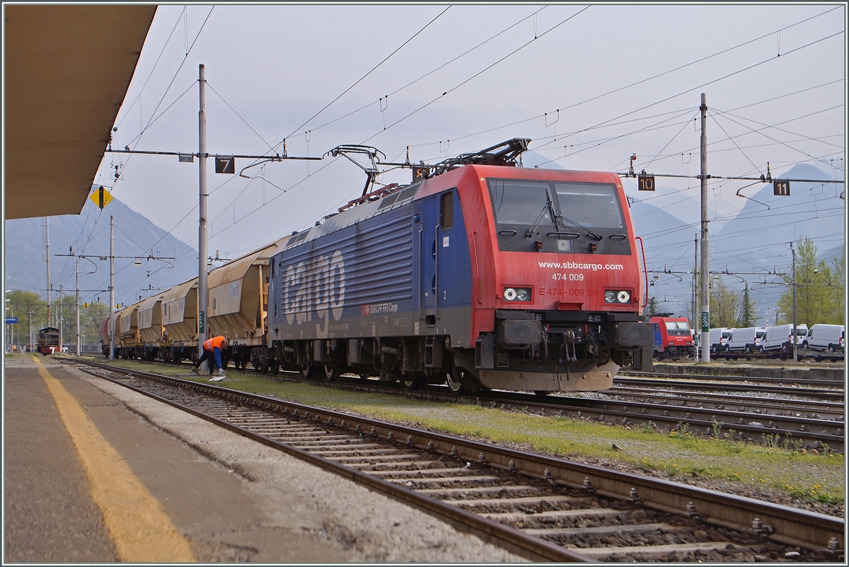 Die SBB Re 474 009 mit einem Nahgterzug in Domodossola. 
11. April 2015