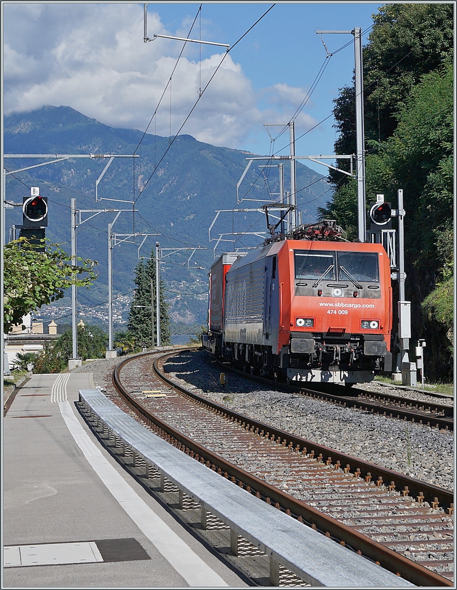 Die SBB Re 474 009 fährt mit einem Güterzug in Richtung Luino durch den Bahnhof von San Nazzaro.

21. Sept. 2021