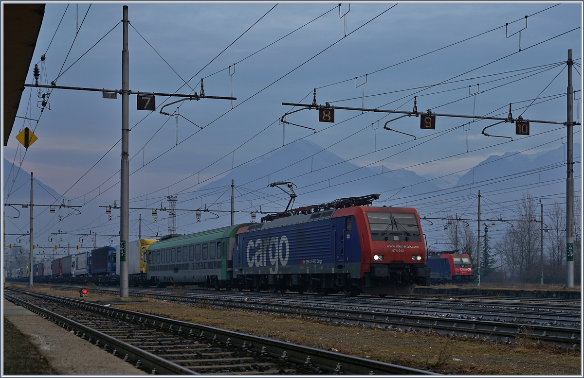 Die SBB Re 474 012 mit einer RoLa in Domodossola.
31.01.2017