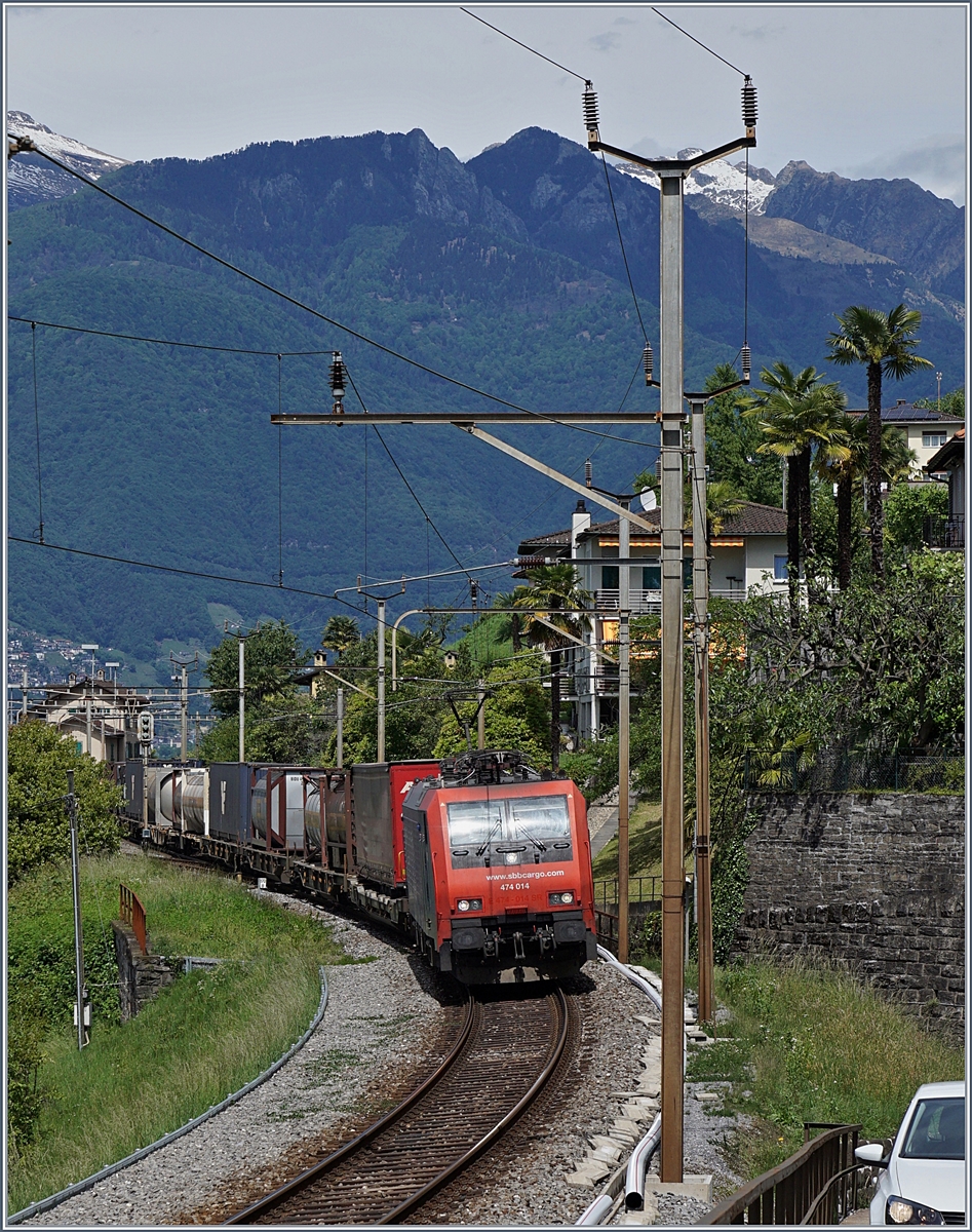 Die SBB Re 474 014 mit einem Güterzug Richtng Luino bei S-Nazzaro.
20. Mai 2017