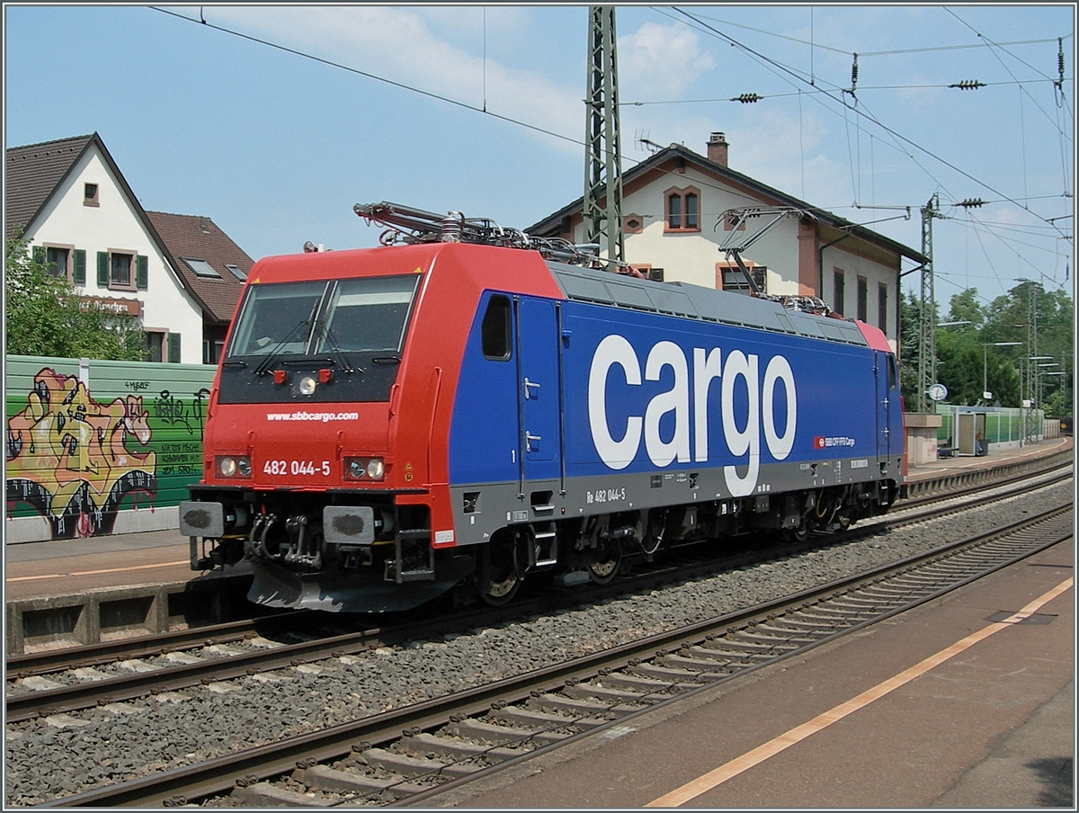Die SBB Re 482 044-5 in Bad Bellinen.
5. Juli 2006