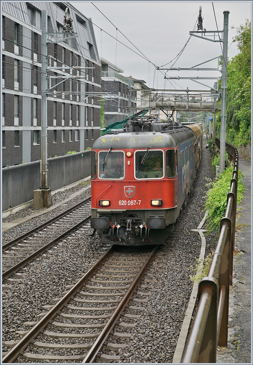 Die SBB Re 620 087-7  Bischofszell  erreicht mit einem Güterzug in Kürze Montreux.

5. Masi 2020