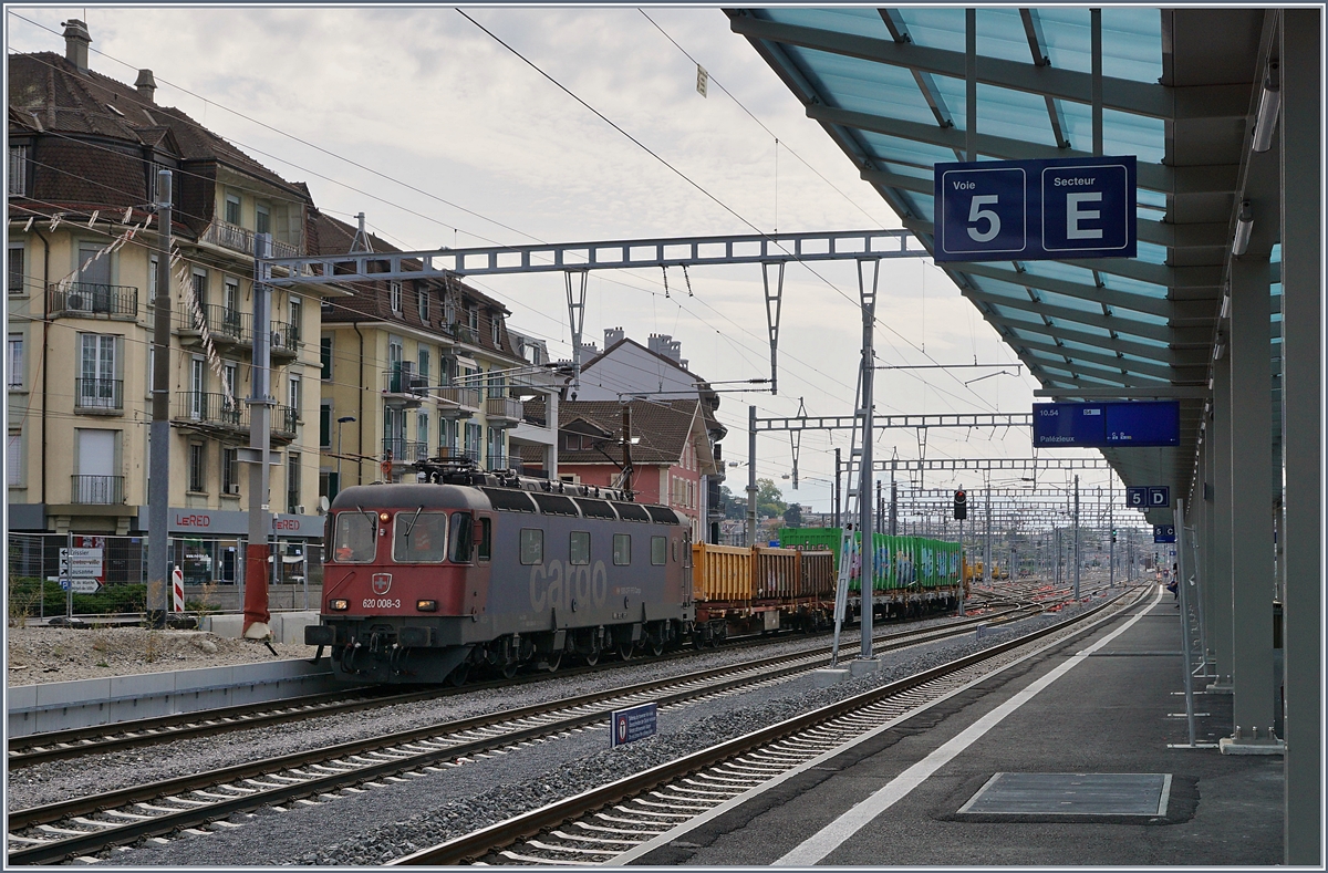 Die SBB Re 6/6 11608 (Re 620 008-3) rangiert in Renens VD mit einem Güterzug. 

29. August 2018