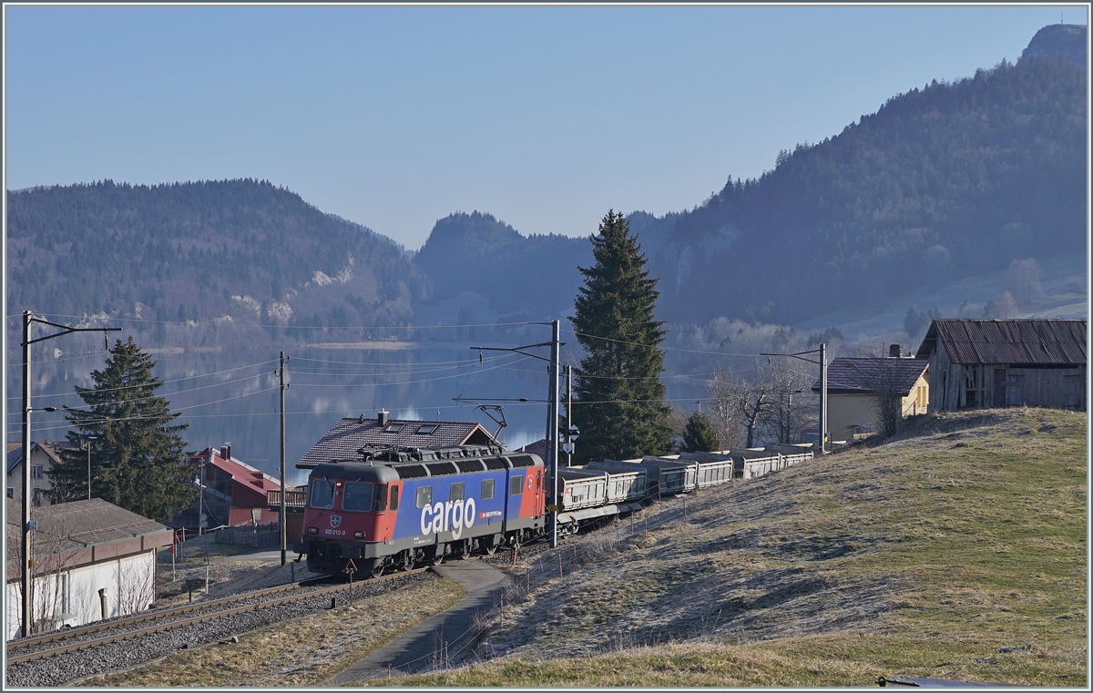 Die SBB Re 6/6 11610 (Re 620 010-9)  Spreitenbach ist bei Les Charbonnières mit dem aus Fans-u Wagen bestehenden Güterzug 69701 von Lausanne-Triage nach Le Brassus unterwegs. 

24. März 2022