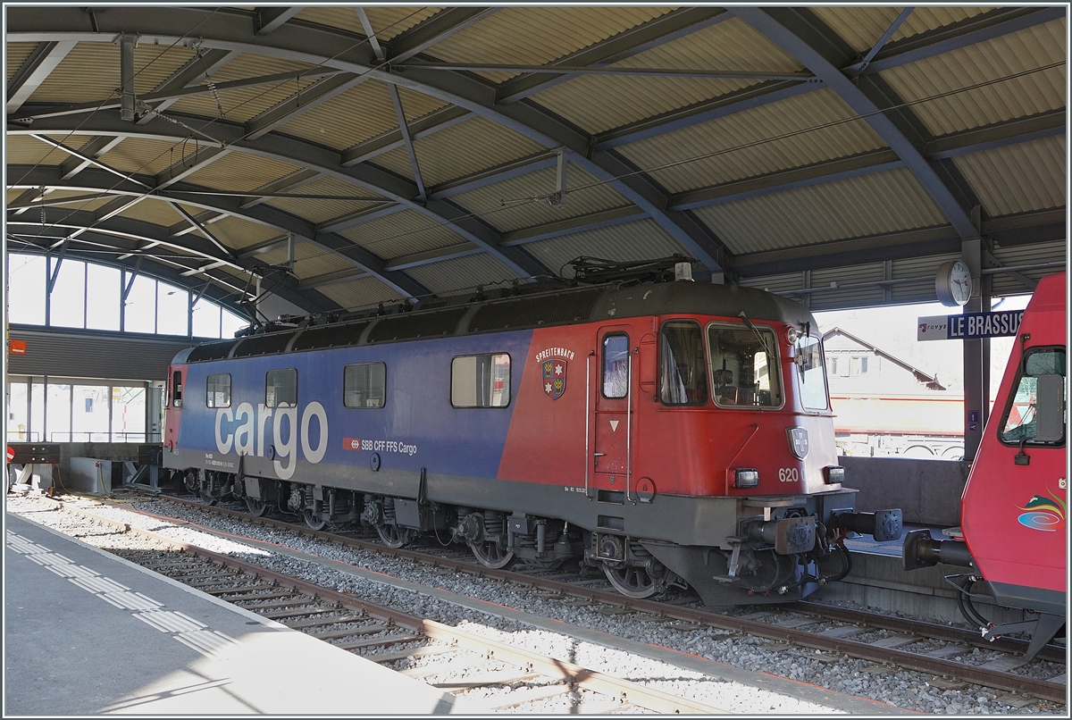 Die SBB Re 6/6 11610 (Re 620 010-9)  Spreitenbach hat den aus Fans-u Wagen bestehenden Güterzug 69701 von Lausanne-Triage nach Le Brassus gebracht und wartet und im Bahnhof von le Brassus auf die Rückleistung am Nachmittag. 

24. März 2022