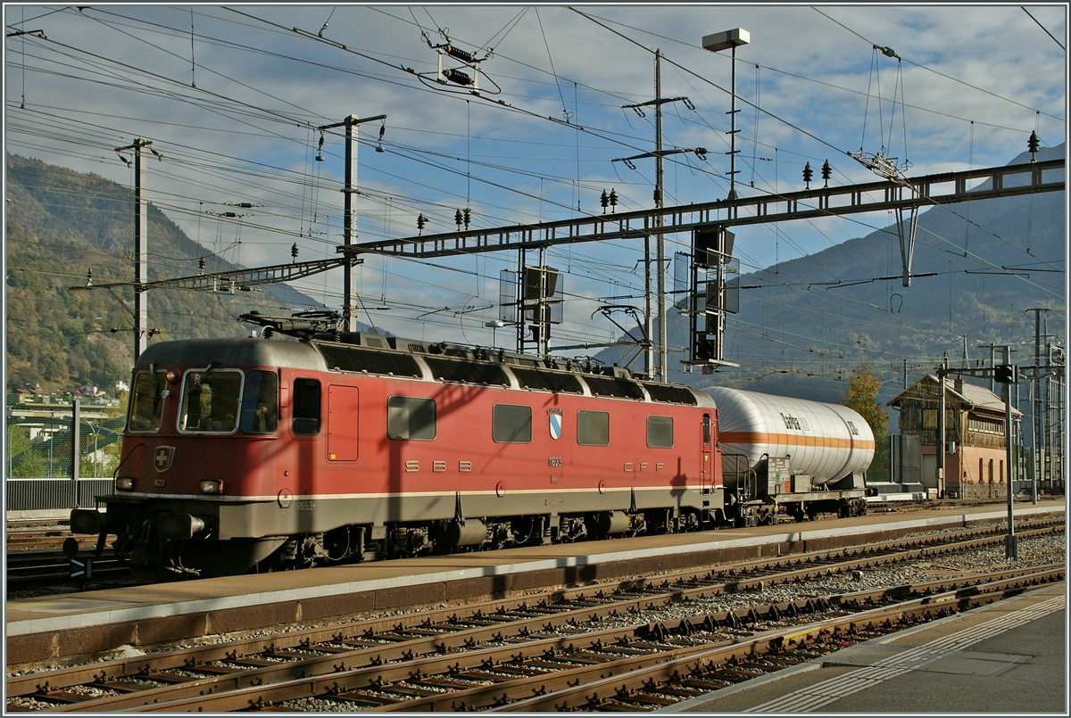 Die SBB Re 6/6 11623 mit einem sehr kurzen Gterzug in Brig. 
31.10.2013 