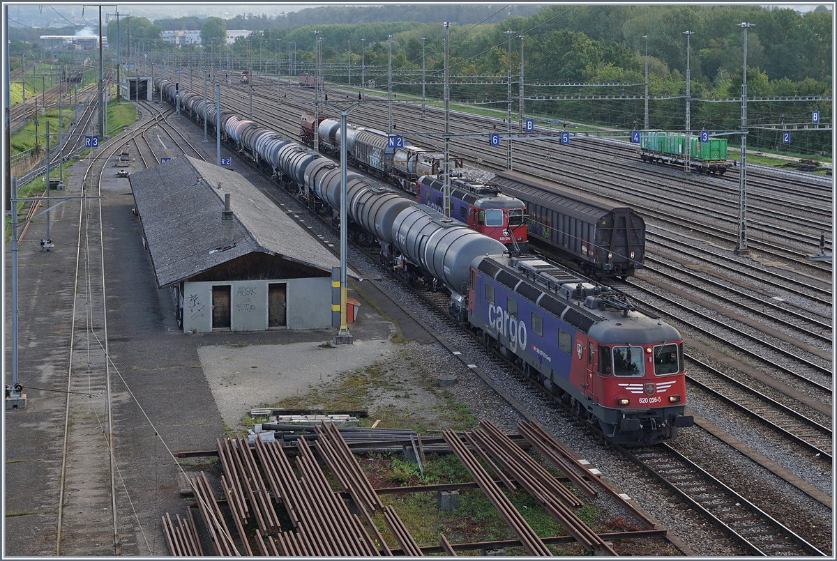 Die SBB Re 6/6 11626 (Re 620 06-5) mit der besonderen Frontlackierung wartet in Lausanne Triage auf die Abfahrt. 

2. Sept. 2020