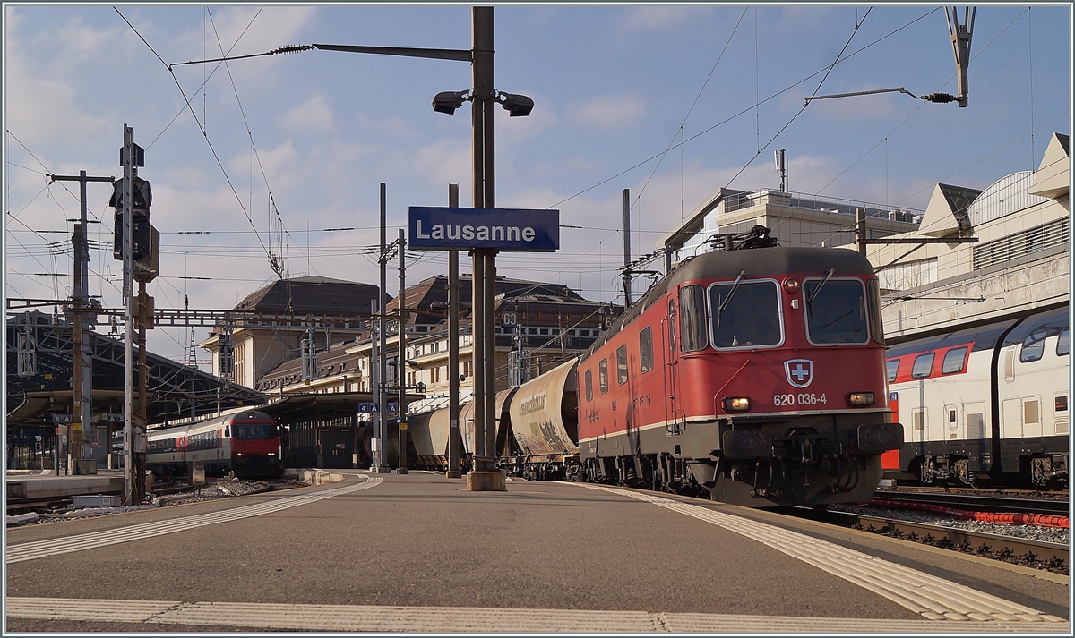 Die SBB Re 6/6 11636 (Re 620 036-4)  Vernier Meyrin  wartet mit ihrem Getreidezug von Frankreich nach Italien in Lausanne auf die Weiterfahrt, wobei der im Hintergrund links zu sehende IR90 nach Brig Vorrang hat. 
Seit einigen Monaten verkehrt der Getreidezug mit einer Re 6/6 statt wie vorher mit zwei Re 4/4 II. 

27. Februar 2021