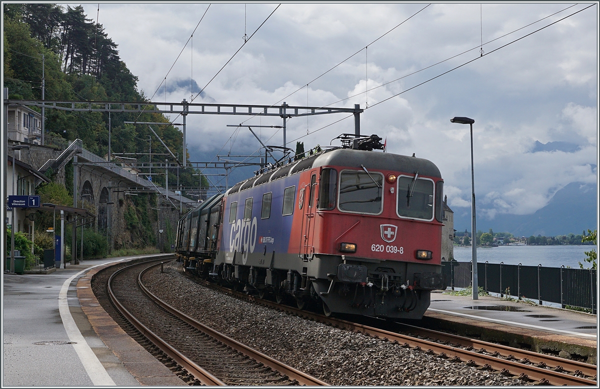 Die SBB Re 6/6 11639 (Re 620 039-8)  MURTEN  auf dem Weg in Richtung Lausanne bei der Durchfahrt in Veytaux-Chillon. 

23. Sept 2020