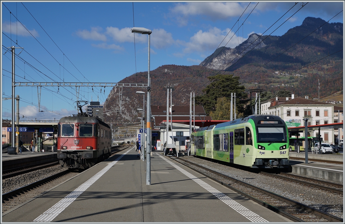 Die SBB Re 6/6 11666 (620 066-1)  Stein am Rhein  fährt ohne Halt durch den Bahnhof von Aigle während der TPC Beh 2/6 547 auf die Abfahrt nach Monthey wartet. 

5. Nov.2021