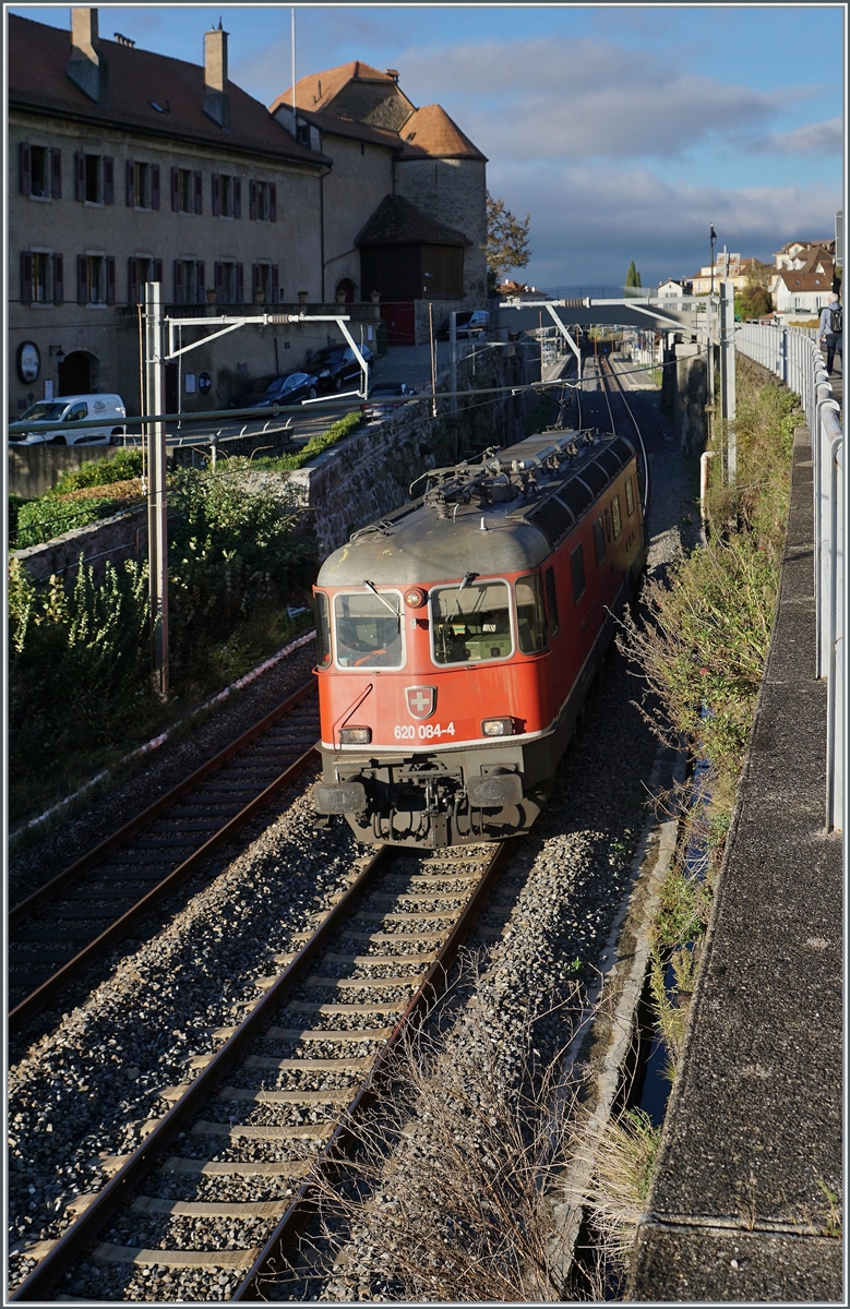 Die SBB Re 6/6 11684 (Re 620 084-4)  Uznach  verlässt Rivaz in Richtung Vevey. 

25. Okt. 2022