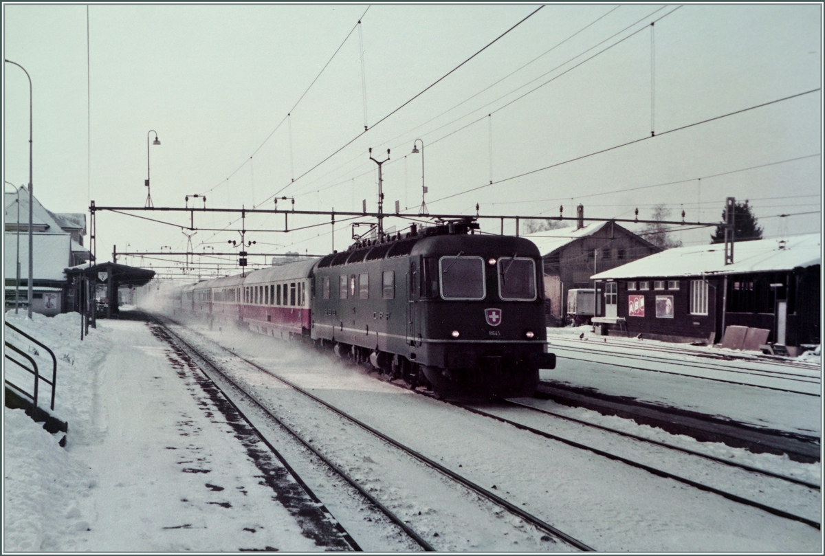 Die SBB Re 6/6 mit dem IC 375  Mont Blanc  wirbelt bei der Durchfahrt in Grenchen Nord viel Schnee auf. 

Analogbild vom 8. Januar 1985